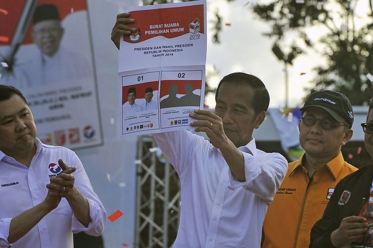 Calon Presiden Nomor Urut 1 Joko Widodo (Jokowi) menunjukan kerja suara bergambar nomor urut 1 dalam kampanye terbuka pertamanya di Serang, Banten (Minggu, 24/3/2019). 