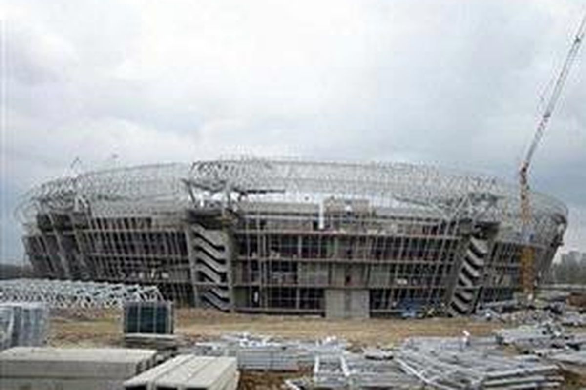 Sebuah stadion di Donetsk, Ukraina, sedang dalam pengerjaan. Diharapkan, stadion itu selesai sebelum Euro 2012.