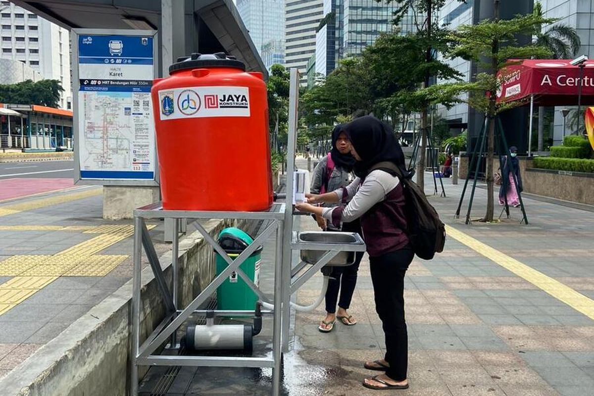 warga cuci tangan di wastafel portabel di kawasan Jakarta, Senin (23/2/2020)