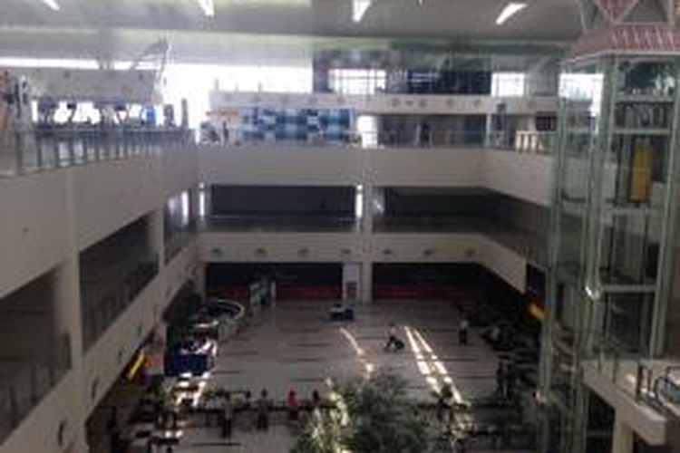 Bangunan terminal Bandara Internasional Kualanamu yang terdiri dari tiga lantai. Lantai tiga dipenuhi tenant-tenant, lantai dua masih banyak tempat kosong, sedangkan lantai satu menjadi tempat untuk menaikkan dan menurunkan penumpang serta akses menuju Stasiun Kereta Api Bandara. Foto diambil pada Selasa (22/9/2015). 