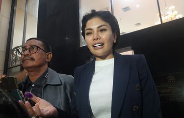 Artis Nikita Mirzani diperiksa selama hampir 5 jam dan dicecar 40 pertanyaan soal laporan aduannya terkait oknum polisi yang mendatangi rumahnya pada 15 Juni lalu. Pada Kamis (21/7/2022), Nikita Mirzani ditangkap oleh penyidik Polresta Serang Kota di lobi Mal Senayan City, Jakarta Pusat.