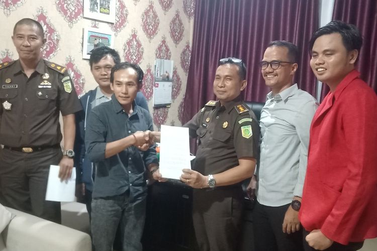 Koordinator Konami Kuya Fikri serahkan tuntutan ke Plh Kajari Padang Budi Sastera, Rabu (8/6/2022).