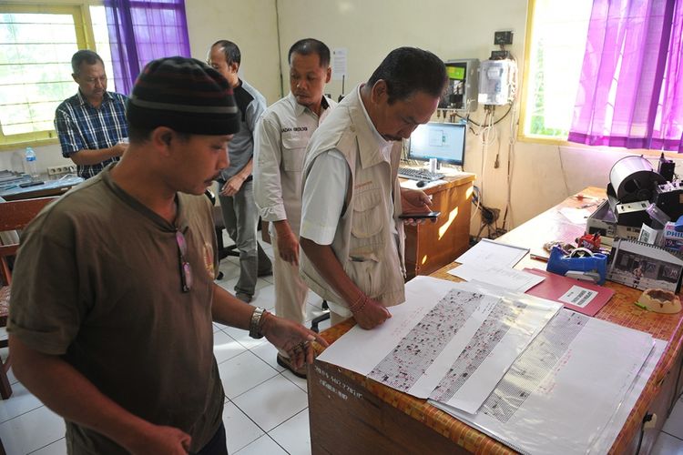 Petugas membaca grafik seismogram hasil pemantauan aktivitas Gunung Agung di Pos Pemantauan Desa Rendang, Karangasem, Bali, Selasa (19/9/2017). Sejak Senin, 18 September, pukul 21.00 Wita, status Gunung Agung dinaikkan dari level Waspada ke Siaga menyusul meningkatnya gempa vulkanik yang terdeteksi melalui pos pemantauan.