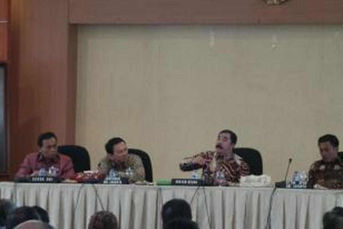 (Dari kiri ke kanan) Sekretaris Daerah DKI Jakarta Saefullah, Gubernur Basuki Tjahaja Purnama, Dirjen Keuangan Daerah Kementerian Dalam Negeri Reydonnyzar Moenek , dan Ketua DPRD Prasetio Edi Marsudi menghadiri rapat klarifikasi APBD 2015, Kamis (2/4/2015).