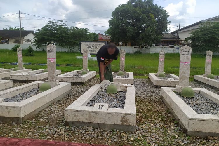 Di Balik Kebersihan Makam Pahlawan, Ada Abdullah yang Setia Merawat