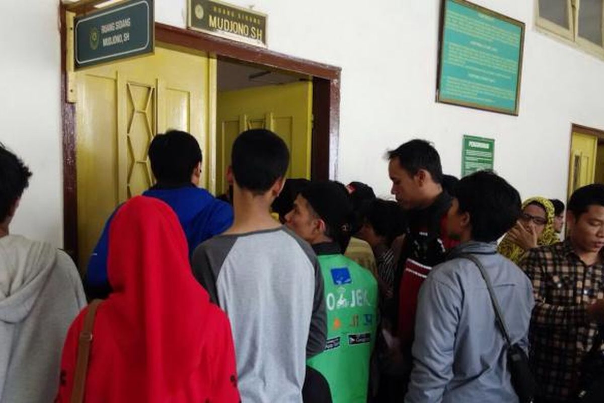 Pengojek aplikasi mengikuti proses sidang tilang kendaraan di PN Jakarta Pusat, Jumat (18/9)