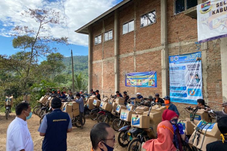 Puluhan warga menggunakan motor untuk  menyalurkan bansos tahap II Pemprov Jabar di Kecamatan Rongga, Kabupaten Bandung Barat, Kamis (16/7/2020).