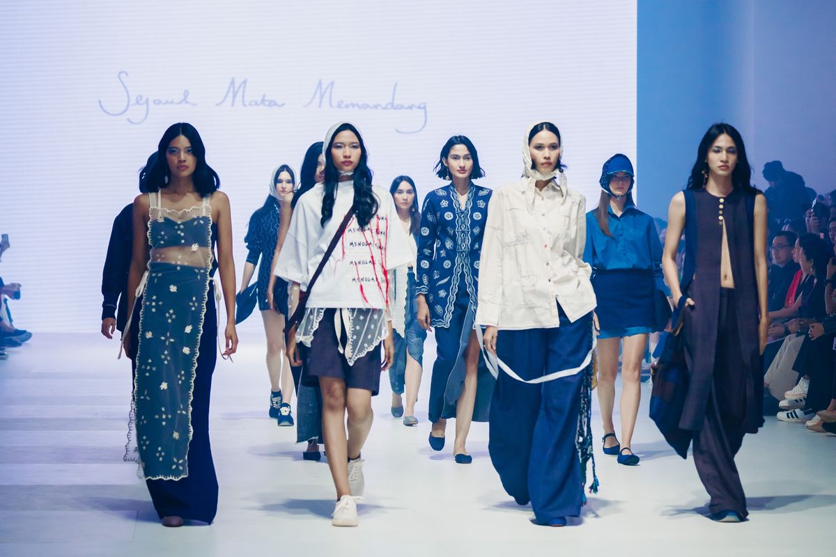 Dalam ajang Jakarta Fashion Week (JFW) 2024, Sejauh Mata Memandang menampilkan koleksi terbarunya yang terbuat dari denim ramah lingkungan.