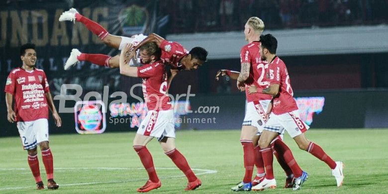 Striker Bali United, Melvin Platje, membopong Fadil Sausu saat merayakan gol yang dicetak ke gawang Bhayangkara FC dalam duel Liga 1 2018 di Stadion Kapten I Wayan Dipta, Gianyar, Sabtu (21/7/2018).
