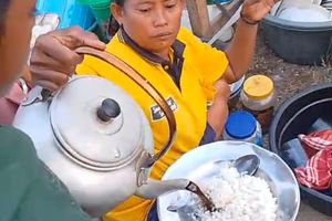 Bantuan Kurang, Anak-anak Korban Gempa Manggarai Timur NTT Makan Nasi Campur Kopi