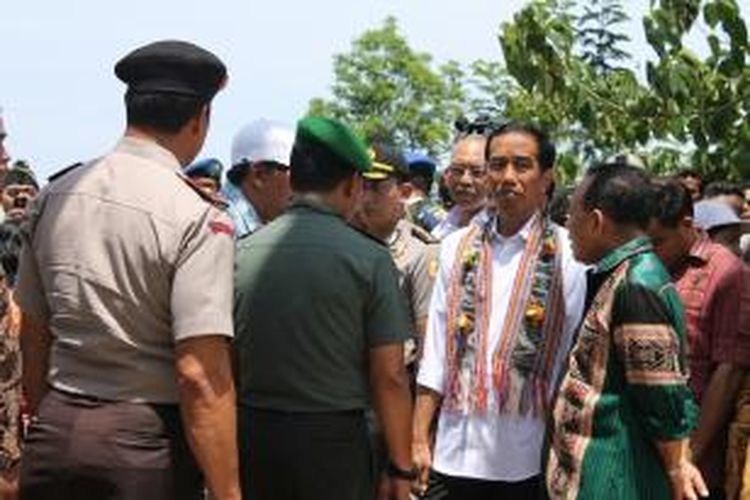 Presiden Joko Widodo saat berada di Motaain, Kabupaten Belu, Nusa Tenggara Timur, Sabtu (21/12/2014)