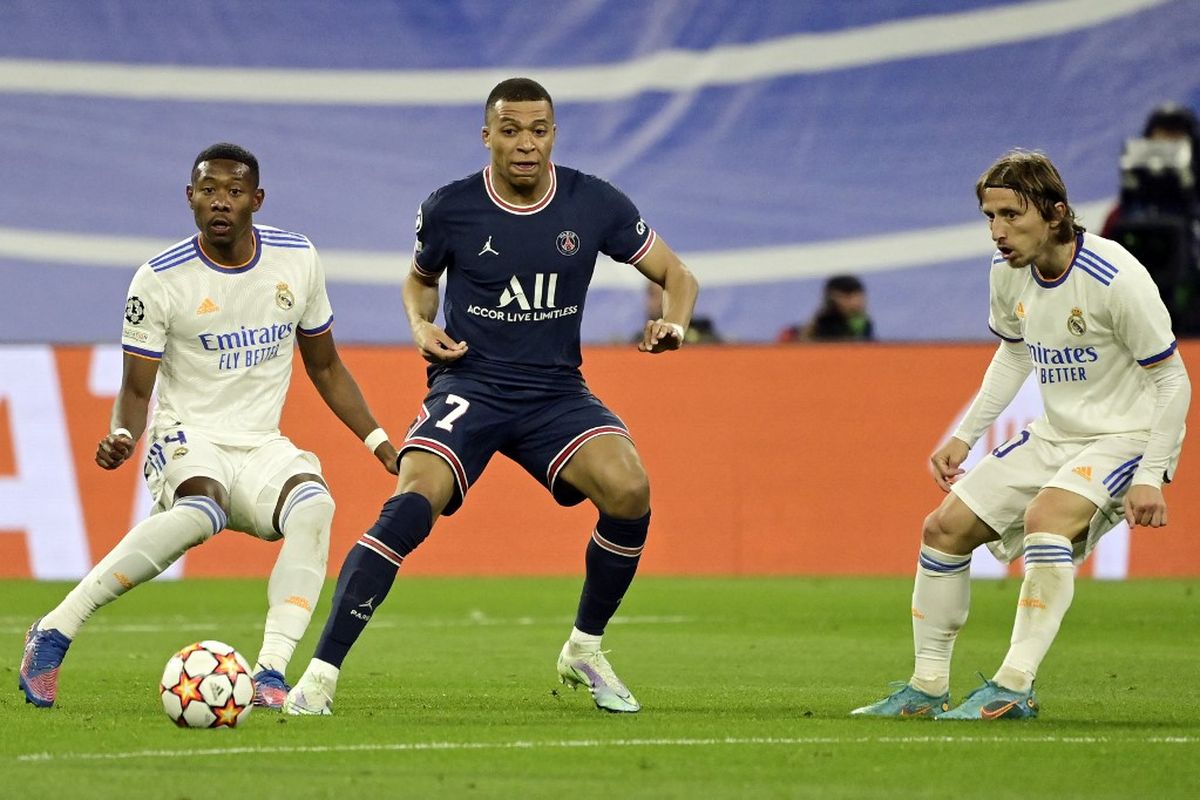 Penyerang PSG, Kylian Mbappe, diapit oleh dua pemain Real Madrid, David Alaba dan Luka Modric, dalam laga 16 besar Liga Champions di Stadion Santiago Bernabeu, 9 Maret 2022.