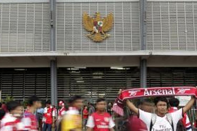 Ribuan suporter yang akan menyaksikan Indonesia Dream Team lawan Arsenal, Minggu (14/7/2013), sudah menyerbu Stadion Utama Gelora Bung Karno sejak siang. Padahal, pertandingan baru dimulai pada pukul 20.45 WIB.