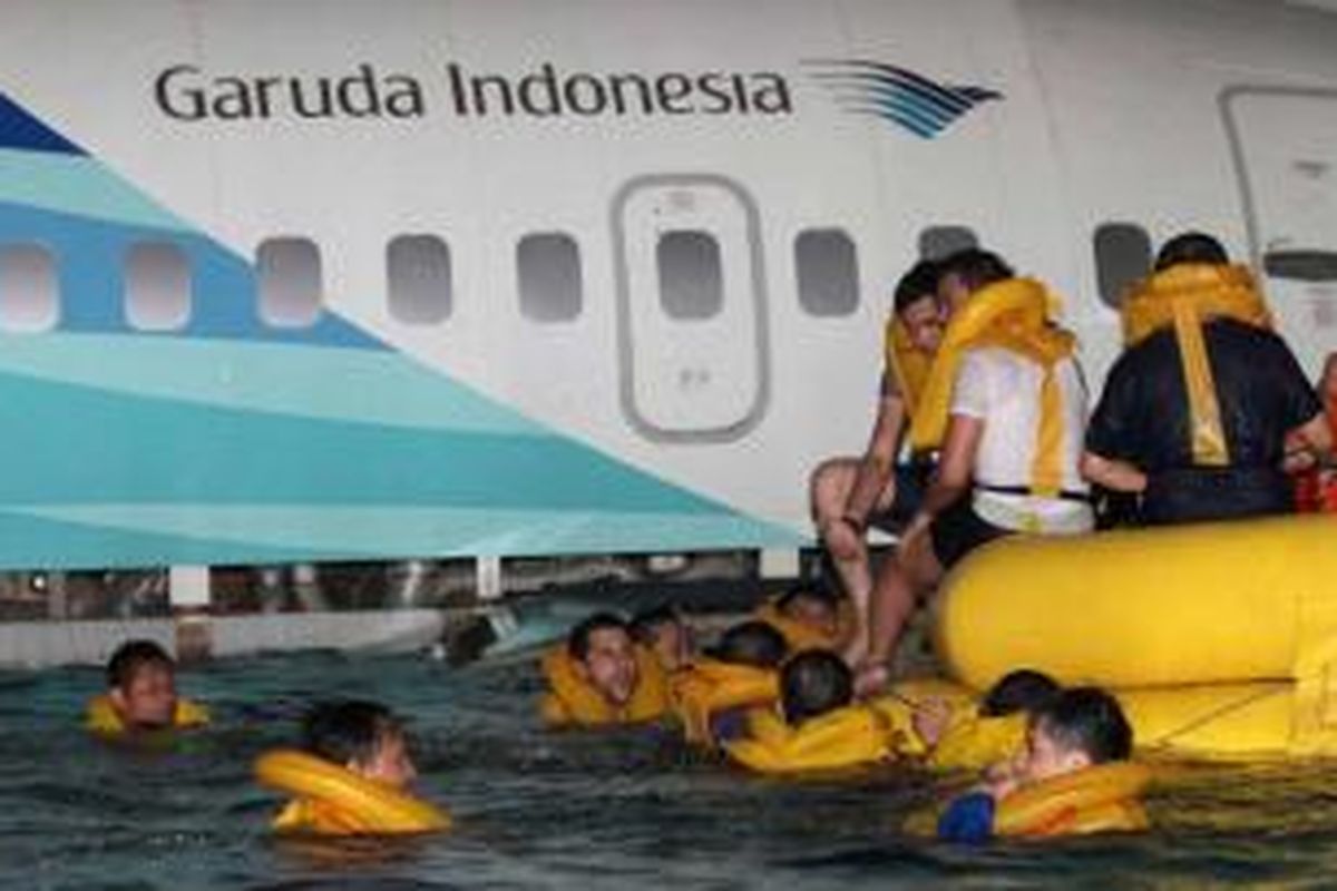 Awak kabin Garuda Indonesia melakukan pelatihan keselamatan penerbangan di Pusdiklat Garuda, Kosambi, Jakarta Barat, Kamis (26/6/2014). Pelatihan keselamatan penerbangan bagi awak kabin semakin menjadi prioritas utama bagi maskapai penerbangan.