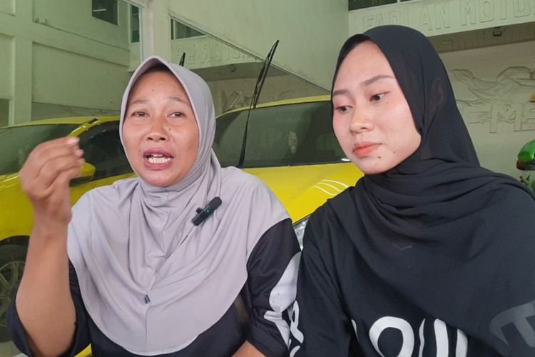 Sri Susanti (44) saat diwawancarai di showroom Super Barokah Mobil, Jalan Pasar V, Kecamatan Percut Sei Tuan, Kabupaten Deli Serdang, Sumatera Utara pada Senin (15/9/2025).