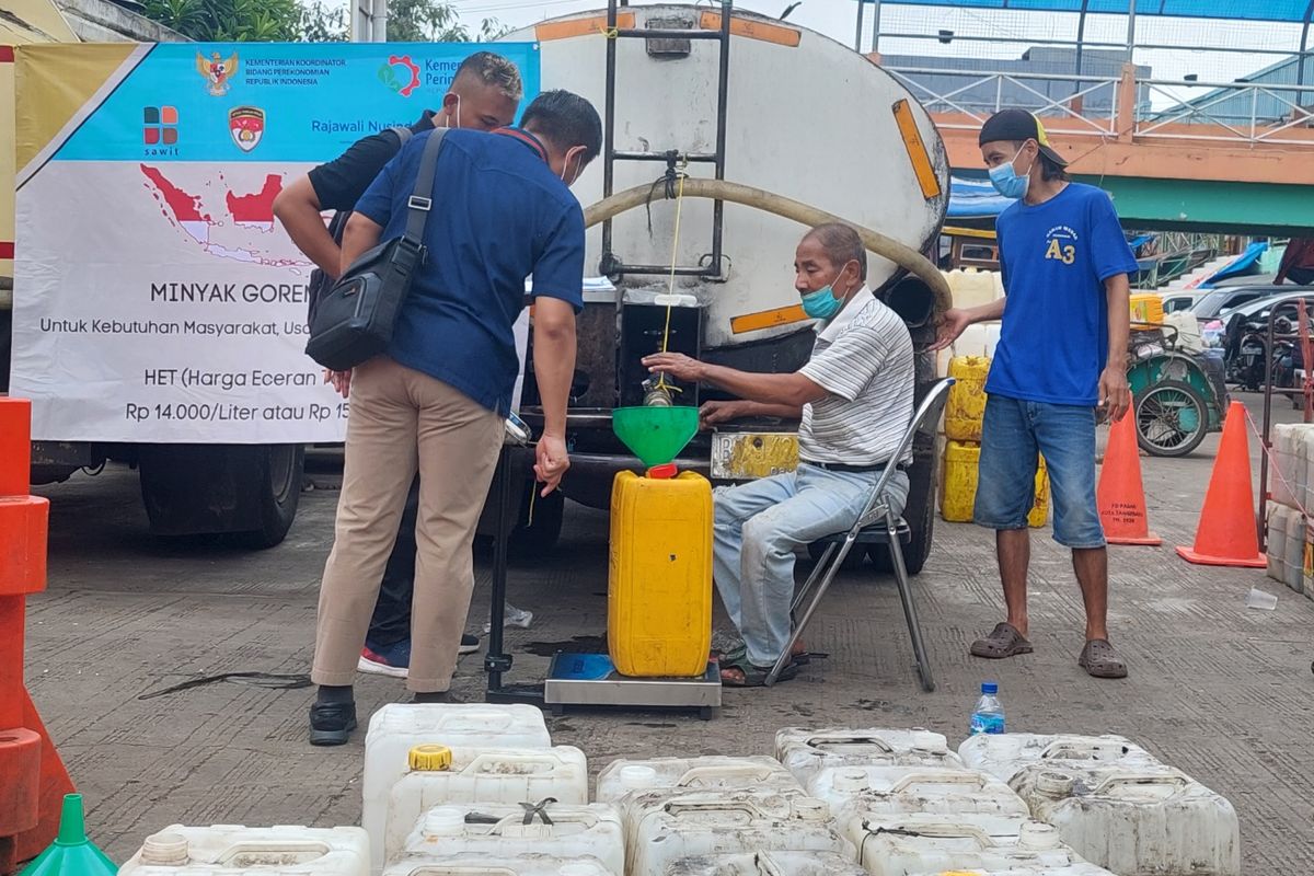 Suasana saat pedagang menunggu proses penyaluran minyak goreng curah di Pasar Anyar, Kota Tangerang, Selasa (29/3/2022).