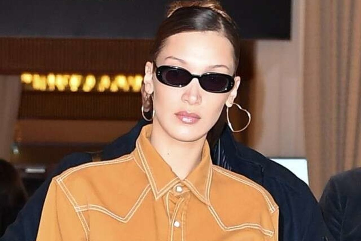 Bella Hadid mengenakan anting berbentuk hati.