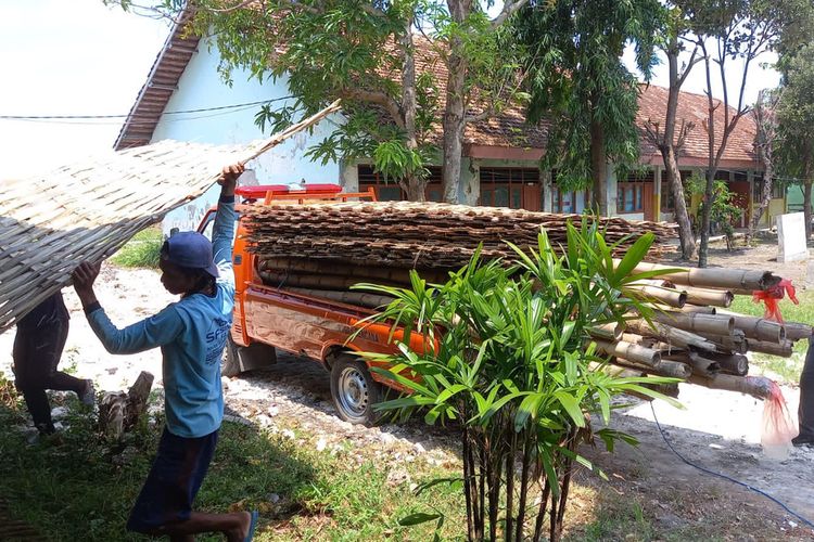 BPBD Lamongan mengirim bantuan bahan banjiran untuk penanganan darurat tanggul Kali Plalangan di Desa Balun, Kecamatan Turi, Lamongan, Jawa Timur, yang mengalami sleeding atau longsor, Jumat (11/11/2022).