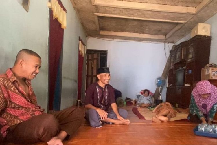 Enam orang kakak beradik di Kampung Sumedang, Desa Bojongkasih, Kecamatan Kadupandak, Kabupaten Cianjur, Jabar, menderita penyakit Parkinson sejak kecil hingga usia lanjut.