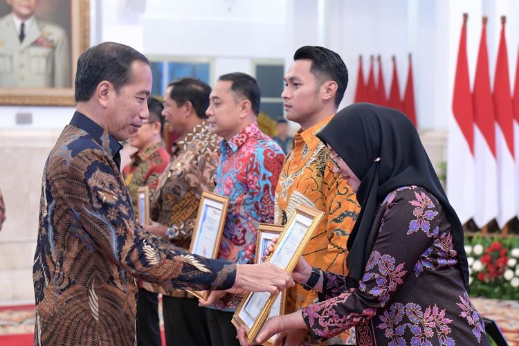 Bupati Banyuwangi menerima penghargaan dari Presiden Jokowi pada ajang Digital Government Award 2024 di Istana Negara, Senin (27/5/2024).