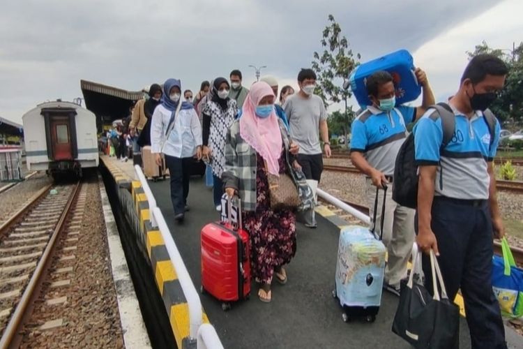 Sejumlah penumpang kereta api Argo Cheribon tiba di stasiun Cirebon Kota Cirebon pada momen libur awal tahun 2023, berapa waktu lalu.