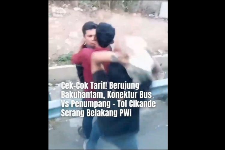 Kondektur bus PO Asli Prima jurusan Merak - Kampung Rambutan melakukan aksi pemukulan dan menurunkan paksa penumpang di tol Tangerang Merak karena tarif.