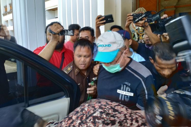 Sugiarto Wijaya alias Alay saat dijemput petugas kejaksaan tinggi di Bali untuk digelandang ke Mahkamah Agung pada Kamis (7/2/2019) 