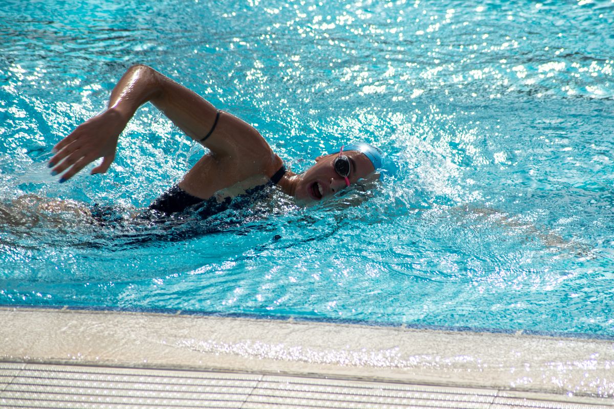 Berenang, ilustrasi Olahraga untuk Penderita Asam Urat,  Jenis Olahraga untuk Penderita Asam Urat yang Aman Dilakukan Termasuk Berenang