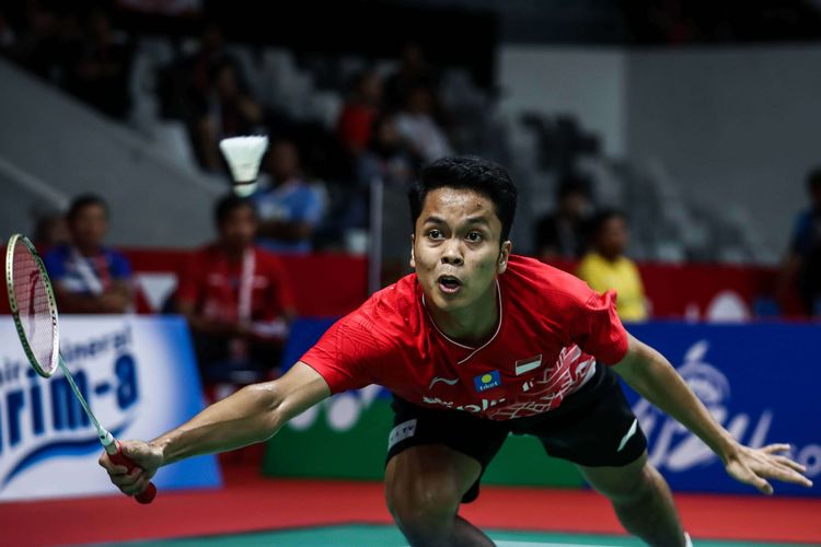 Tunggal putra Indonesia, Anthony Sinisuka Ginting melawan Tommy Sugiarto saat pertandingan babak kedua Indonesia Masters 2020 di Istora Senayan, Jakarta, Kamis (16/1/2020). Ginting menang dengan skor 21-16 dan 21-15.