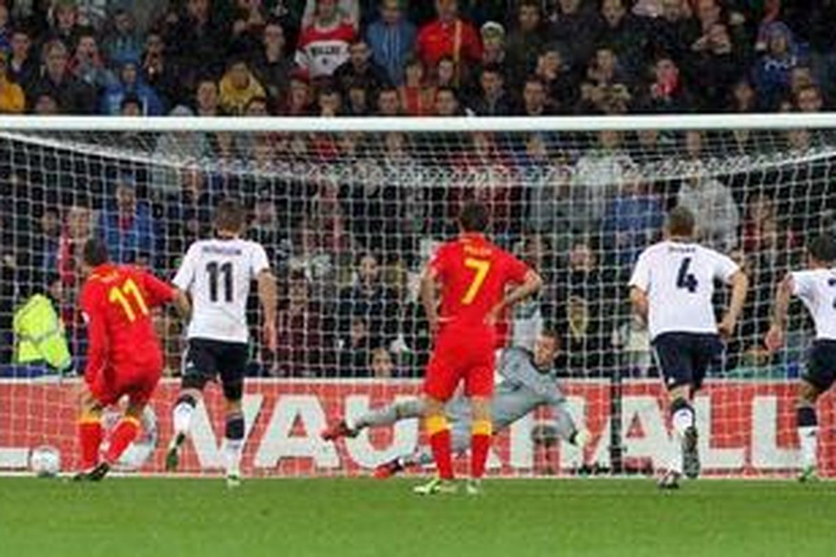 Gelandang Wales, Gareth Bale (kiri), sukses mengeksekusi penalti dan menyamakan kedudukan 1-1 dengan Skotlandia dalam laga penyisihan Grup A di Stadion City, Cardiff, Jumat (12/10/2012). Wales akhirnya menang 2-1 dan poin penuh itu ditentukan juga oleh Bale.
