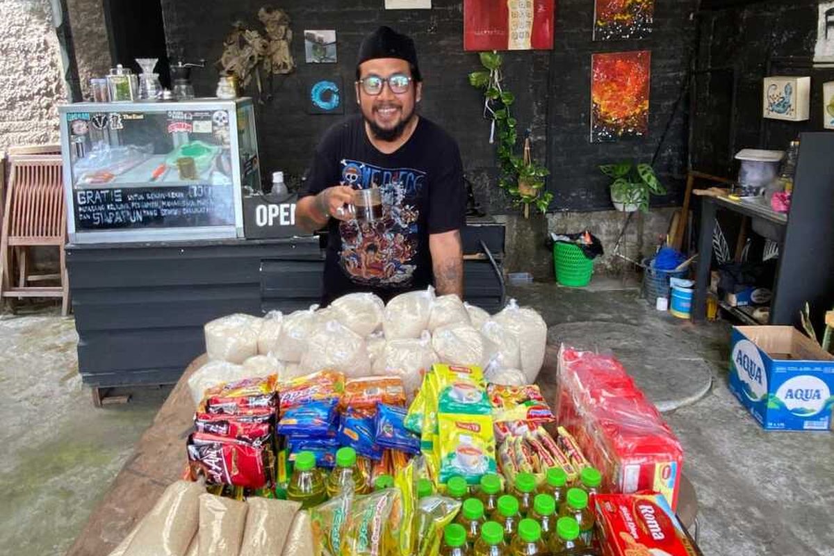 Seniman Muhammad Miftahur Rizaq membantu mahasiswa di Yogyakarta asal Aceh, Sumatera Barat dan Sumatera Utara yang terdampak bencana alam dengan menyediakan paket sembako dan makan. (Foto dokumentasi pribadi Muhammad Miftahur Rizaq).