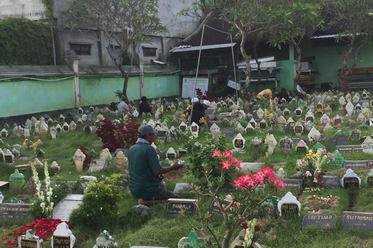 Tradisi ziarah kubur di Denpasar, Bali jelang ramadhan. 