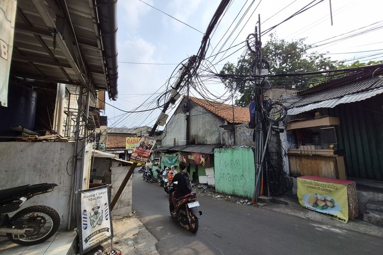 Kabel Menjuntai Akibat Tiang Miring di Depok, Truk Sampah Tak Bisa Lewat
