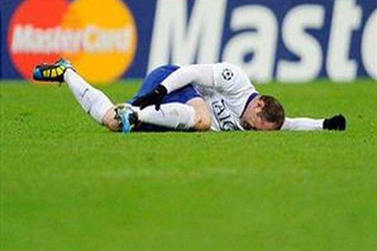 Penyerang Manchester United, Wayne Rooney, mengalami cedera pergelangan kaki, saat duel leg pertama perempat final Liga Champions melawan Bayern Muenchen, Selasa (30/3/2010). Ia diprediksi bakal absen, minimal, dua pekan.
