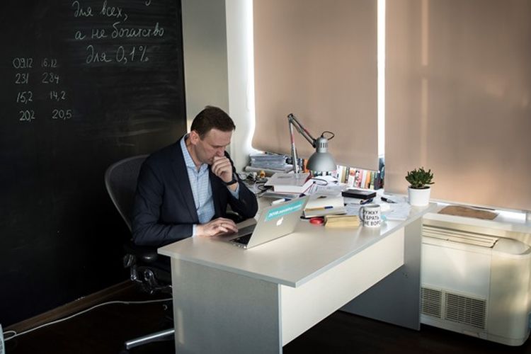 Politisi Rusia Alexei Navalny terlihat tengah bekerja di ruanganya di kantornya di Yayasan Anti-korupsi (FBK) di Moskwa, Selasa (16/1/2018).