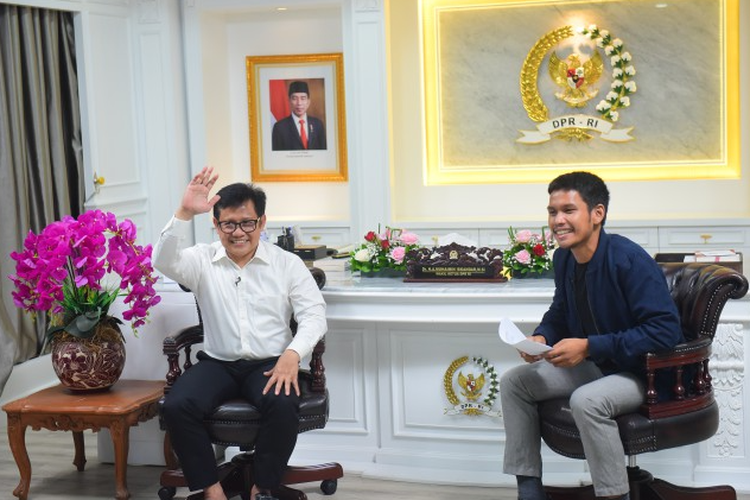 Wakil Ketua DPR RI Muhaimin Iskandar saat live TikTok dengan influencer Benjamin Adhisurya atau yang dikenal dengan nama Iben dari Gedung Nusantara III. 
