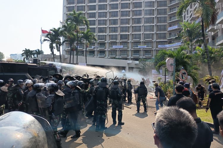 Demo Tolak Eksekusi Hotel Sultan Ricuh, Polisi Semprot Water Cannon ke Massa
