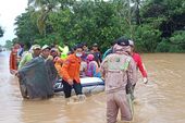 Banjir di Kalsel Meluas, Warga Menunggu Evakuasi dari Loteng