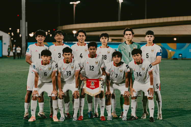 Para pemain Timnas U17 Indonesia berpose jelang duel Timnas U17 Indonesia vs Qatar di Lapangan A King Abdullah Sports City, Jeddah, Arab Saudi, Sabtu (9/5/2026) pukul 23.30 WIB.