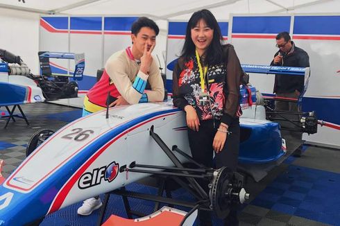 Kezia Santoso Dukung Presley Martono Saat Balapan di Silverstone