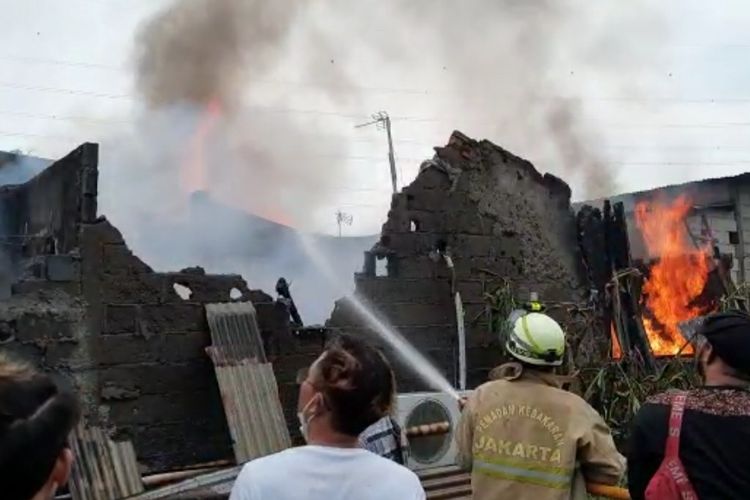 Satu rumah di Jalan Pangeran Komarudin, RT 001 RW 005 Kelurahan Pulogebang, Kecamatan Cakung, Jakarta Timur, hangus terbakar, Senin (9/5/2022) sore. Kebakaran diduga disebabkan korsleting atau hubungan arus pendek listrik.