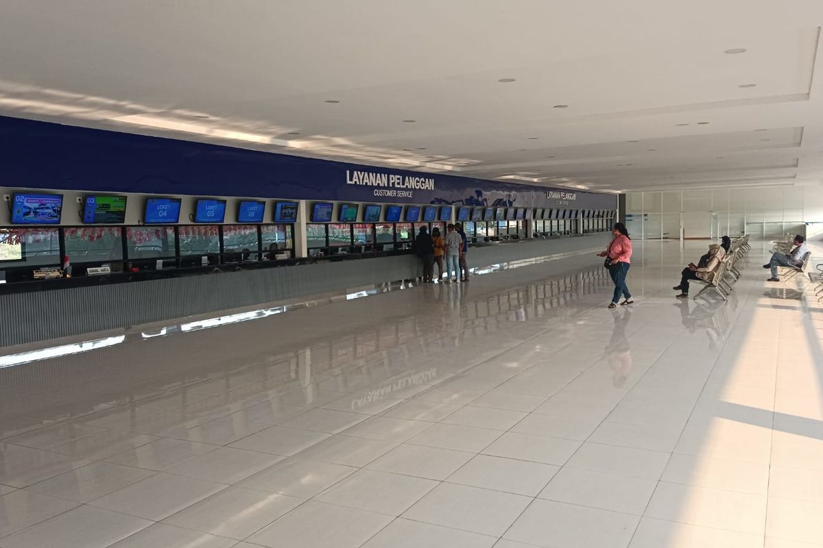 Loket pembelian tiket bus di Terminal Kampung Rambutan, Jakarta Timur, Rabu (23/8/2023)
