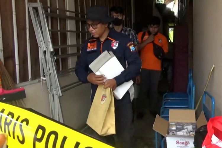 Polres Tulungagung, Jawa Timur, melakukan oleh TKP kedua di rumah perempuan yang tewas di dalam kamar pribadinya, Selasa (20/12/2022)