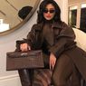 Kylie Jenner Pamer Busana Serba Coklat dan Tas Kulit Buaya Rp 481 Juta
