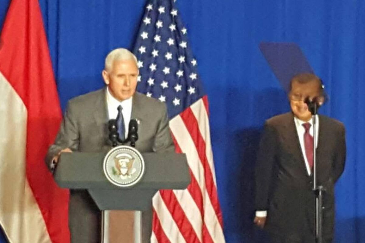 Wakil Presiden Amerika Serikat Mike Pence saat memberikan sambutan pada pertemuan bisnis antara pengusaha Indonesia-AS di Jakarta, Jumat (21/4/2017).