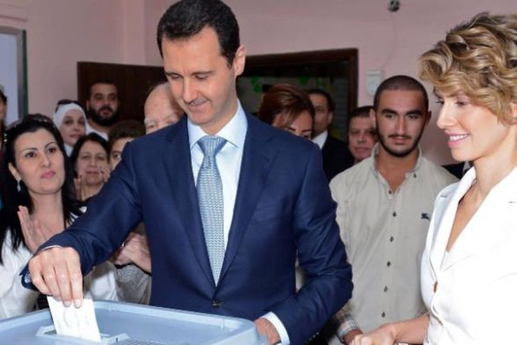 Presiden Suriah Bashar al-Assad didampingi istrinya Asma, memberikan suara dalam pemilihan presiden yang digelar pada Selasa (3/6/2014).
