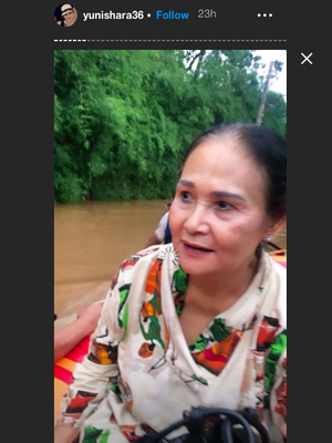 Tangkapan layar Instagram Story Yuni Shara yang mengabarkan proses evakuasi ibunya di tengah banjir