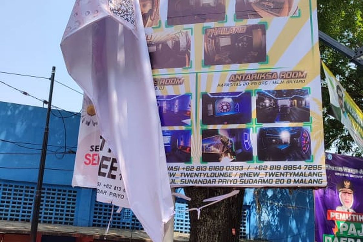 Satpol PP Kota Malang melakukan pencopotan baliho yang menjadi polemik di sekitar Monumen Tentara Genie Pelajar, Jalan Semeru, Kota Malang pada Rabu (24/8/2022). 