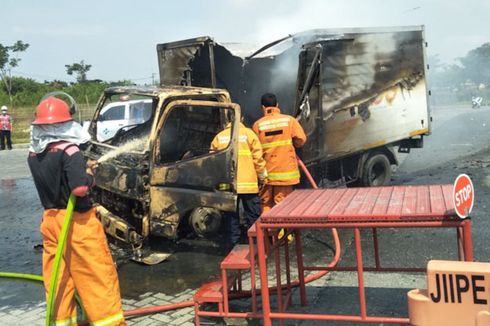 Sebuah Truk Terbakar Usai Tabrak Sepeda Motor, 1 Orang Tewas