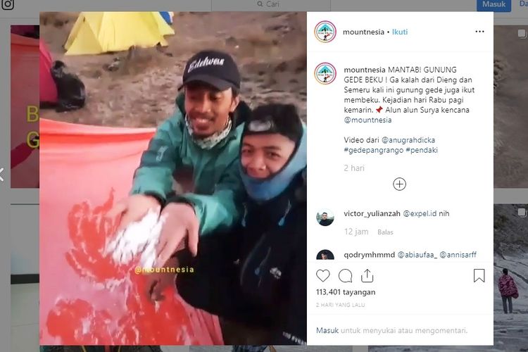 Sejumlah pendaki memerlihatkan gumpalan es di atas tenda mereka saat berkemah di Alun-Alun Suryakencana di dalam kawasan Taman Nasional Gunung Gede Pangrango, Cianjur, Jawa Barat 